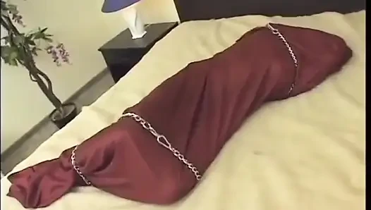 Dunkelhaarige herrin miu lee reibt gerne ihre muschi mit dildo, während ihre freundin alexa weix gefesselt liegt