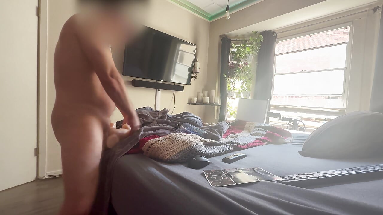 Acariciando e fodendo com a janela aberta para que qualquer um pudesse assistir!  PEGO NO FINAL!