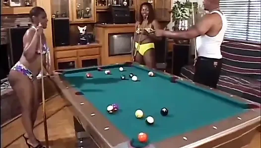 Threesome gadis kulit hitam seksi hitam kontol besar mengisap pantatnya mengobel memek