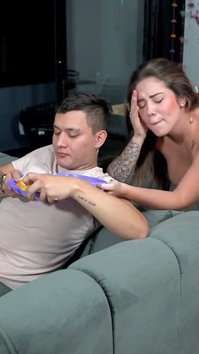 Marido cornudo viendo películas mientras su esposa se folla una polla grande - Sara Blonde Duncan Saint | Clip 2