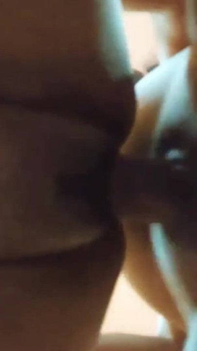 Istri India lagi asik nyepong kontol sebelum dientot gaya doggy habis-habisan | Klip 1