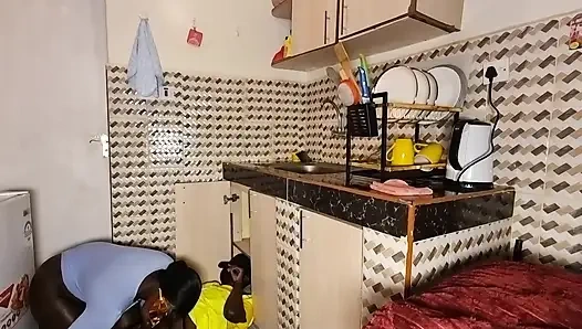 Azgın tesisatçı büyük götünü sikiyor