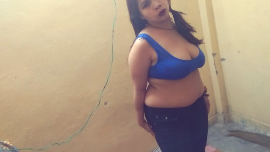 Süße bengalische ehefrau neeti bose gibt einen blowjob in blauer bluse und fickt hart, um sperma in ihre muschi zu bekommen, mit herrn Goswami