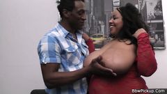 wanita gemuk seks antar ras dengan toket kencang gemuk di lingerie