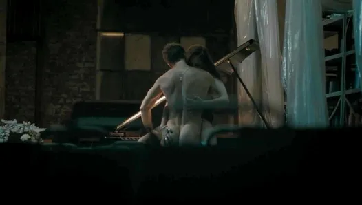 Elizabeth McLaughlin faz sexo emocionante no piano