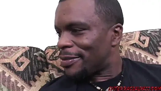 Bayan maoja büyük siyah yaraklı akademik bir ankete katılıyor