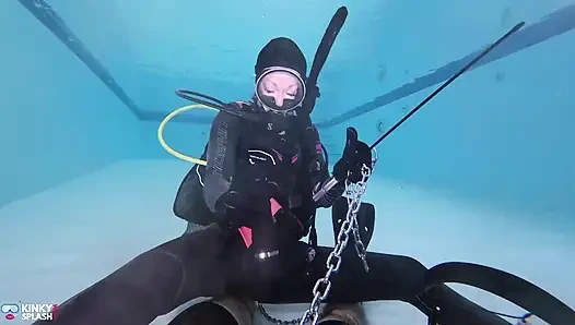Pelatihan budak scuba bawah air - didominasi dengan rantai & wetsuit edging