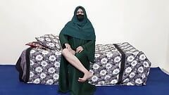 Très chaude femme musulmane pakistanaise niqab se masturbe par un gode