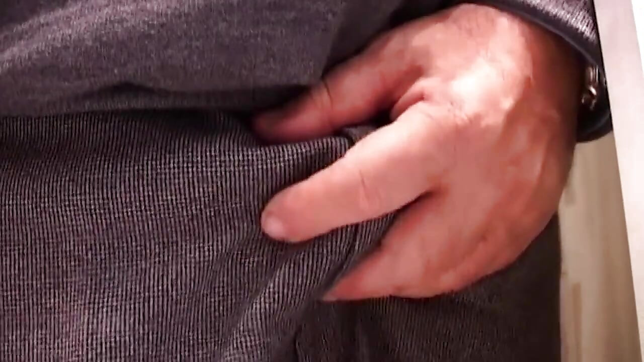 Mogen brunetts droppande Rosebud sträckt vid i hardcore fingersättning
