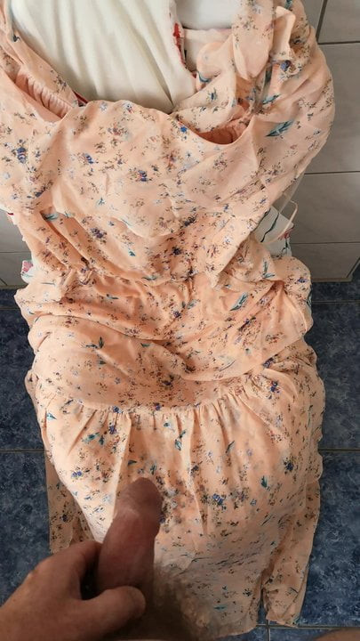 Sommerkleid vollgepisst