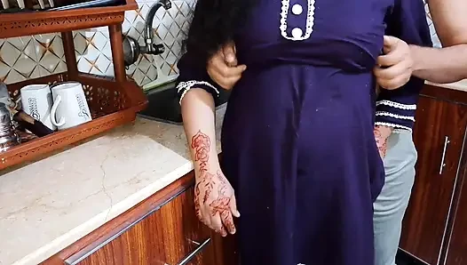 Suami India berhubungan seks dengan istrinya di dapur