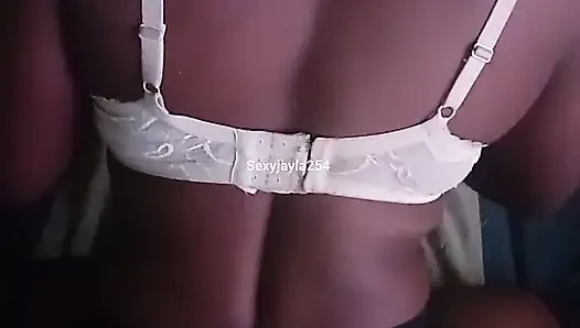 Seksi travesti yatakta tek başına mastürbasyon yapıyor