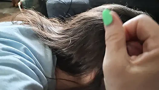 Meine freundin lutscht meinen schwanz und isst mein sperma, nachdem sie ihre füße auf meinem schwanz gerieben hat