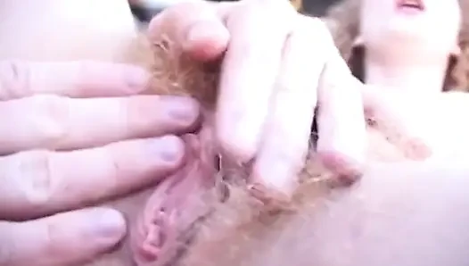 Annie'nin vücudu kanepede göğüsleriyle sikişiyor