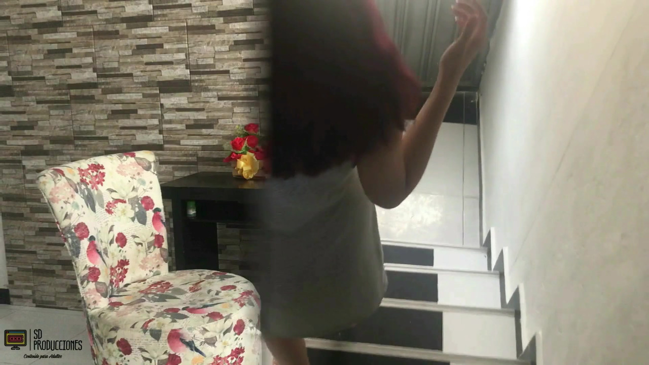 送货员非常需要，他没有拒绝我的提议，支付披萨的口交 - 西班牙语色情