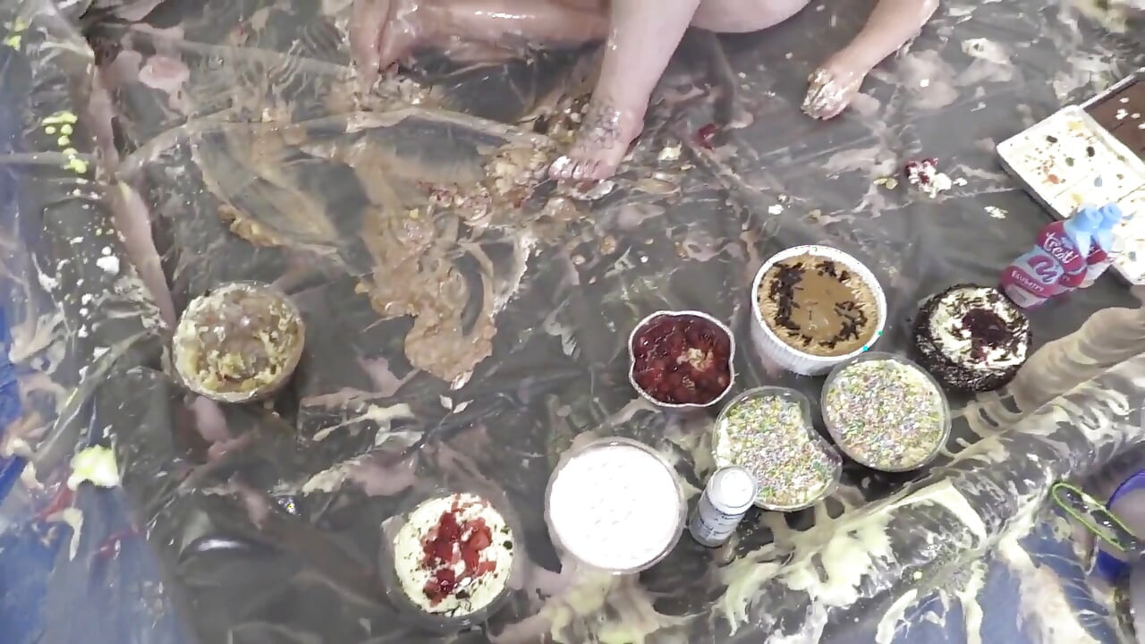 سارا جین و اشلی رایدر مبارزه کیک سکسی