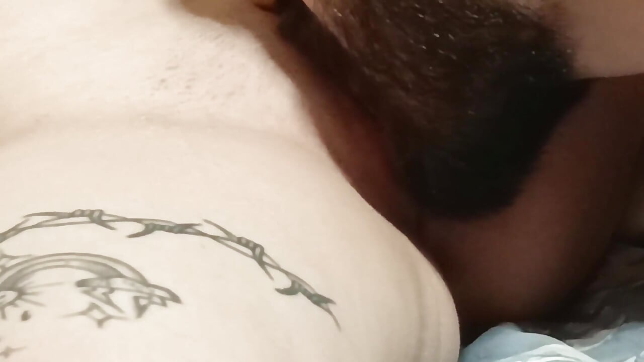 ひげの男が優しく膣を舐めてオーガズム