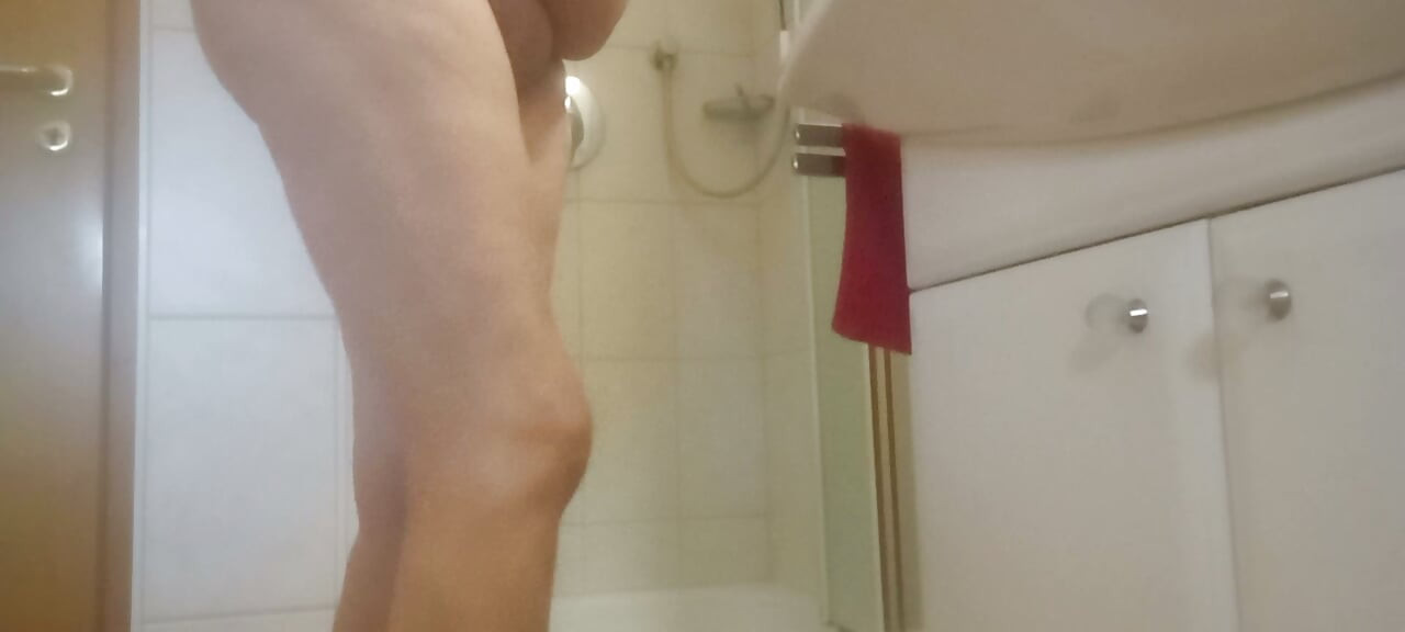Zralá BBW si užívá horkou sprchu