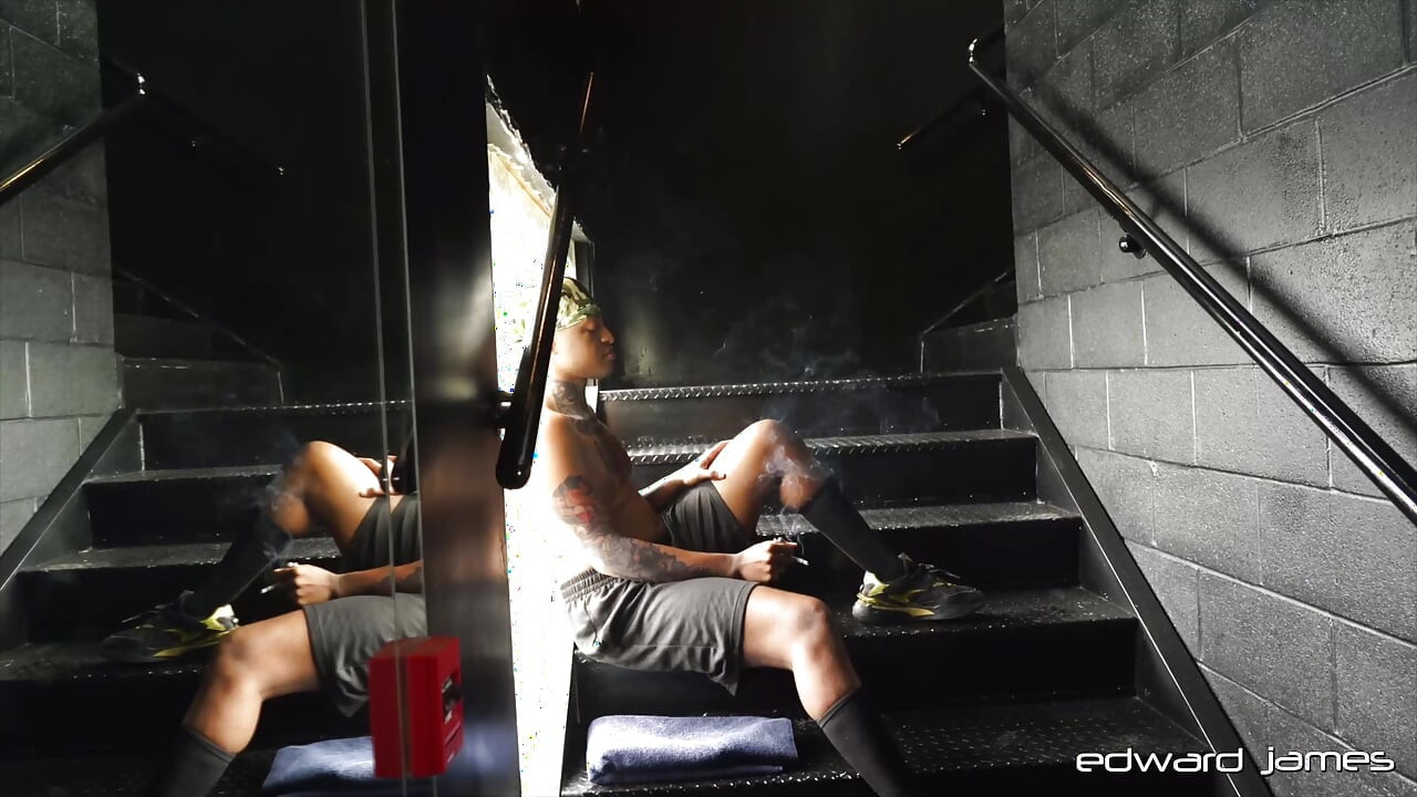 Edwardjames Hakunabad ยอมแพ้กับความโรแมนติกแบบไม่ใส่ถุงและหยอกล้อในยิม