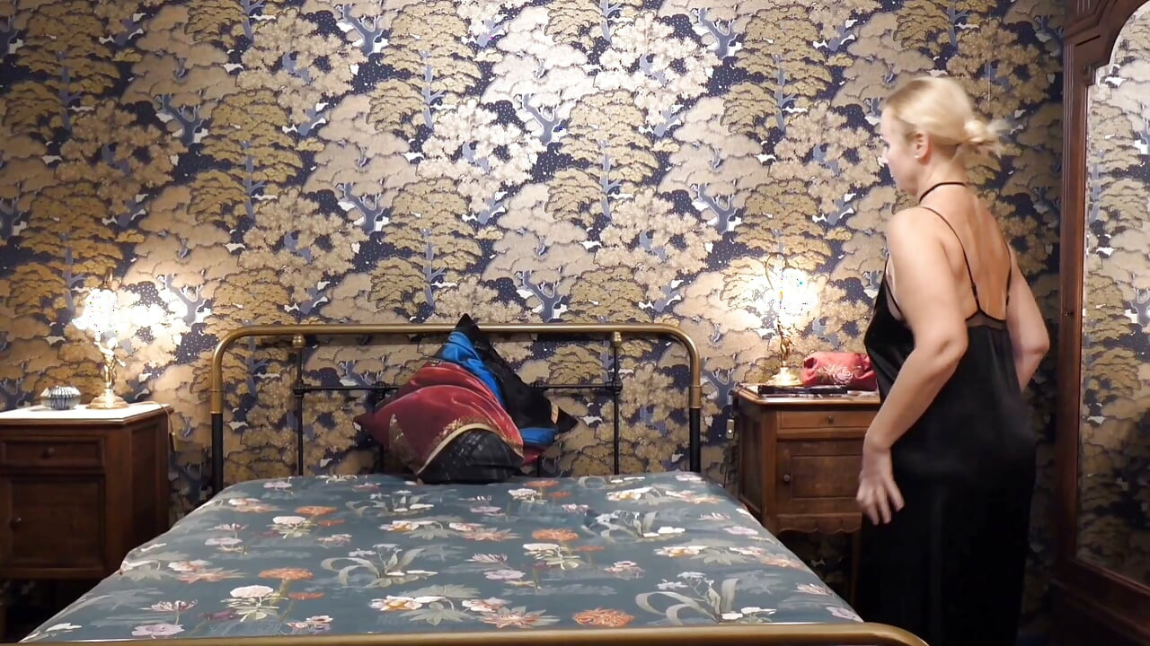 Blonde Reife Ehefrau Genießt Sex in Strümpfen