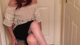 Sexy Transvestit Suzee0 reißt ihre weißen Strümpfe