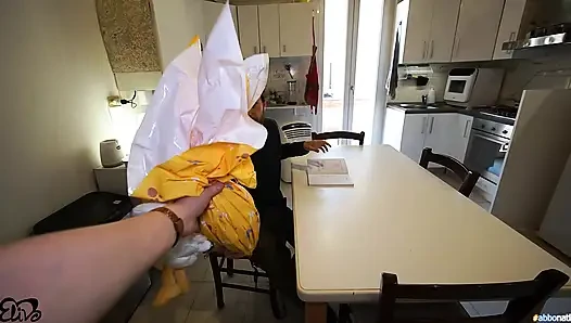 Makan siang hari timur bisa menunggu... Pertama aku ingin melihat reaksinya