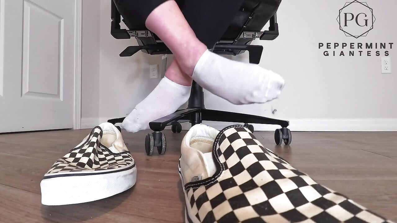 Sneaky Office Foot Tease i skakternede varevogne - Tå-only Strip & Intens Barefoot Play POV