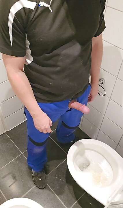 Worker pisses toilet full