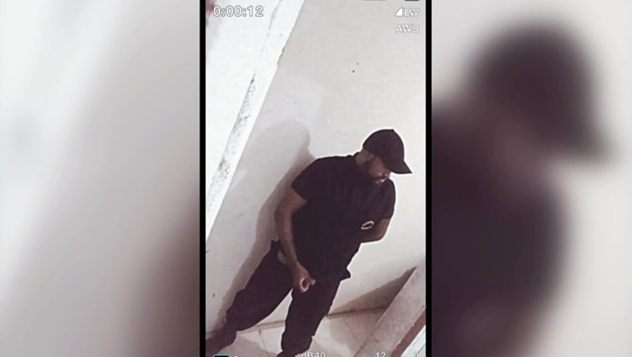 सुरक्षा गार्ड काम पर हस्तमैथुन कर रहा है