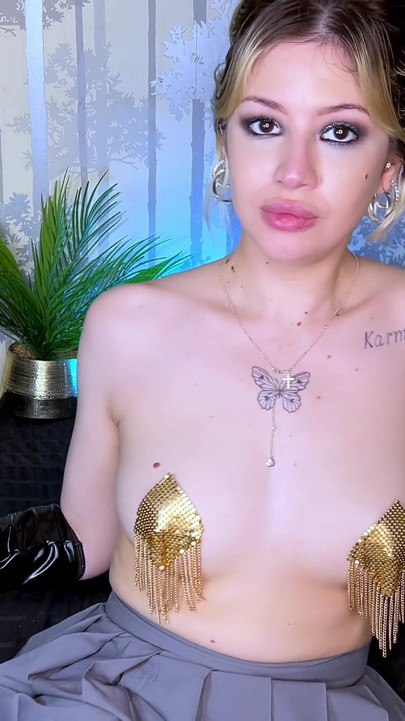 A gorgeous blonde who smokes 100s like a pro you're going to fall in love with her smile | Clip 1