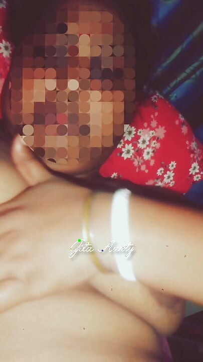 Miss Gita aunty exposed at home after bathing
