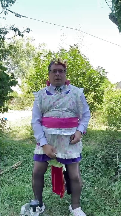 Na roupa do jardineiro para fazer xixi em si mesmo