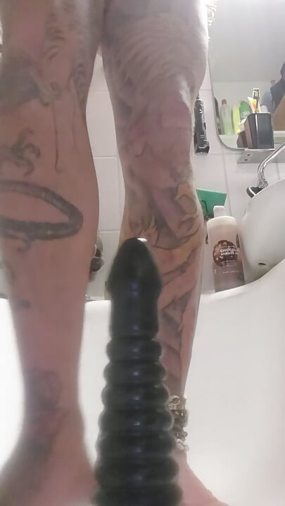 Igram se sa svojom guzicom