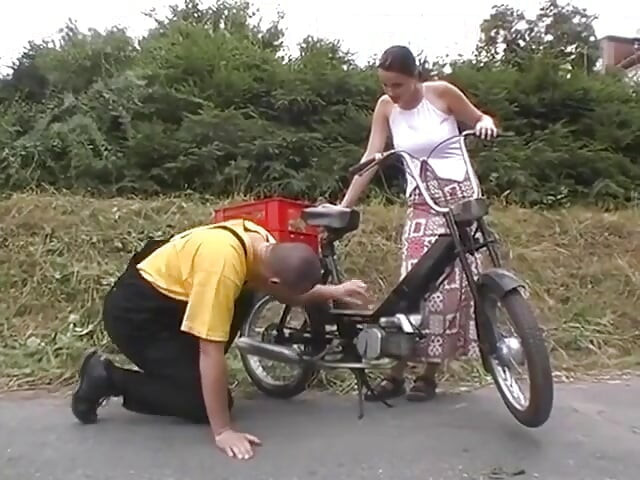 Güzel bir esmerin üzerinde karşı konulmaz göğüsler