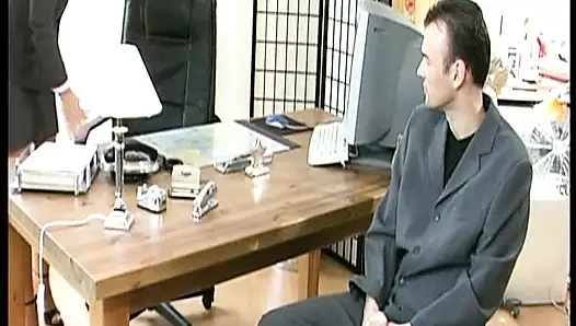 Немецкая горячая мама-блондинка делает дрочку ногами и трахается в