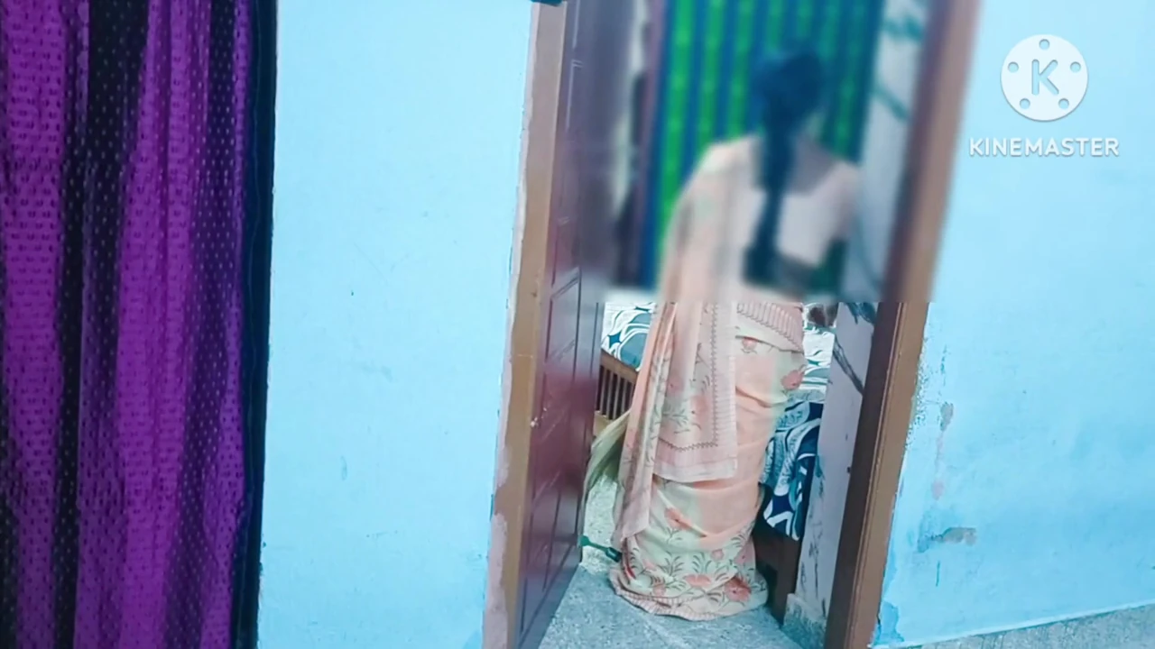 Ev hizmetçisi maaş zammı almak için sahibinin üvey oğlunu baştan çıkarıyor - ateşli inlemeli tamil erotik film