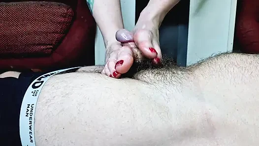 Kontol budak seks mengalir dari kakiku. Footjob, fetish kaki, penghancuran orgasme.