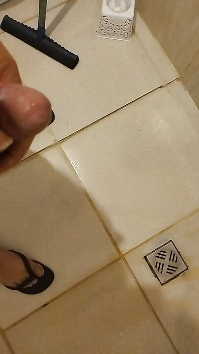 Urine falling in slow motion impresses