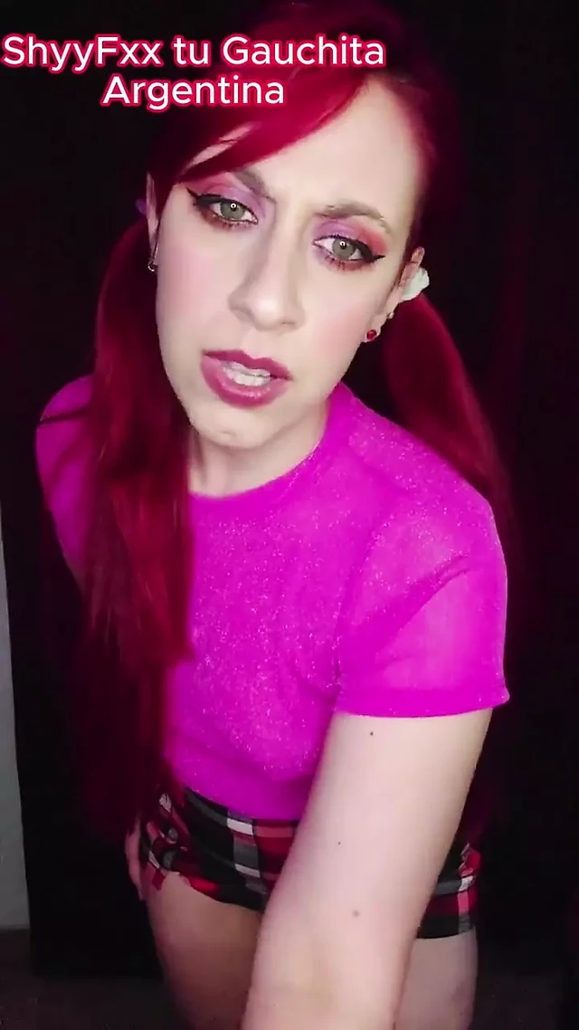 Your Model Stepcousin Knows She Gives You a Hard-on and You Get Horny with Her Photos (in Spanish)