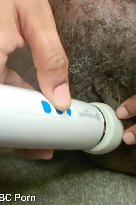用振動棒摩擦手指撫摸我毛茸茸的陰蒂