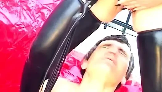 Esmer dominatrix mandalı yarağa sabitliyor