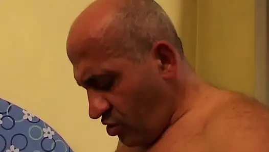 Azgın orta yaşlı seksi kadın mutfakta parmaklanıyor ve sikiliyor