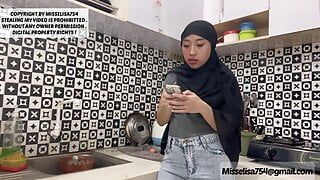 Madre musulmana visita sala de masajes, masajista quiere sexo deslizando su polla