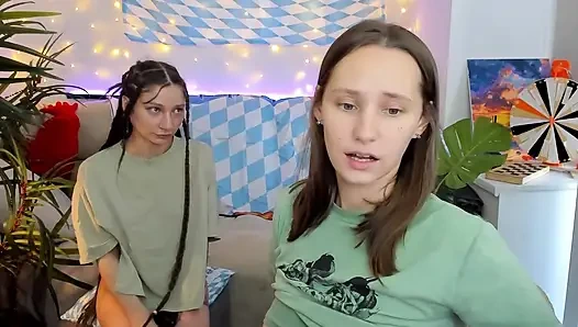 Учитель вызвал студентов к себе домой для дополнительного урока, и они устроили лесбийское шоу вместо теста