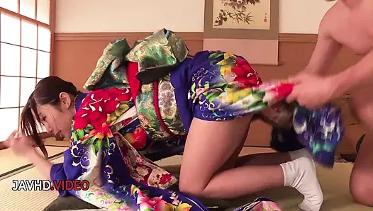 Verführerische japanische frau im kimono gibt heißen blowjob vor der kamera
