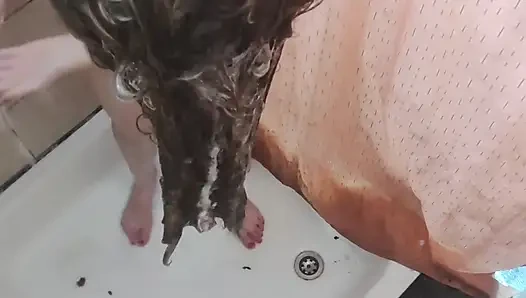 Du hast eine kamera in meine dusche gelegt und mich ausspioniert