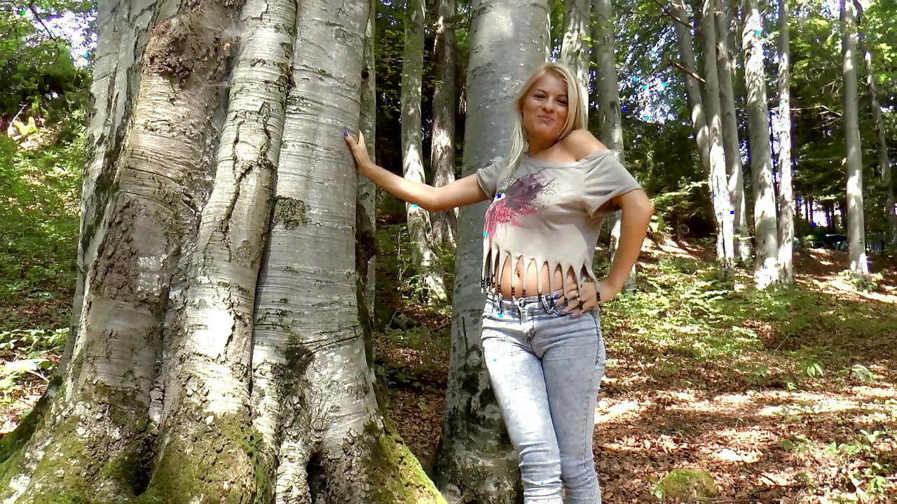 Si blonde seksi dikongkek di luar dalam hutan