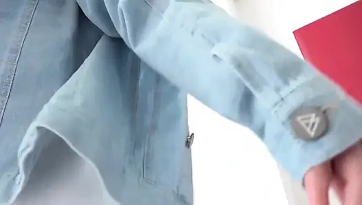 A086B09 Sevimli gülümseyen evli kadın çok hassas! Elektrikli bir masajcı tarafından doğrudan vurulmanın zevki ve orgazmı durmuyor!