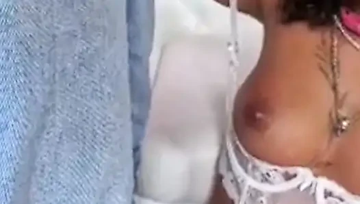 Isabella melahap kontol bryan dengan mulutnya yang haus kontol, disumbat habis-habisan!