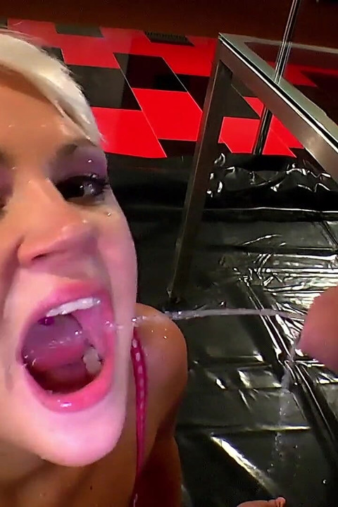 献身的なスラットが精液と尿の乱交に浸る